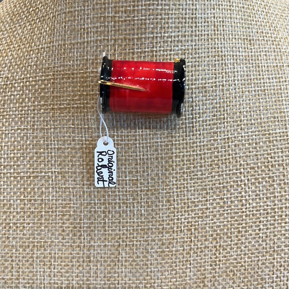 Vintage Original by Robert. Spool of Red Thread with a needle very rare. Signed - Picture 7 of 13
